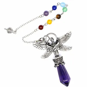 Detailansicht Amethyst Engel Kristallpendel mit sieben Chakra Perlen an Silberkette