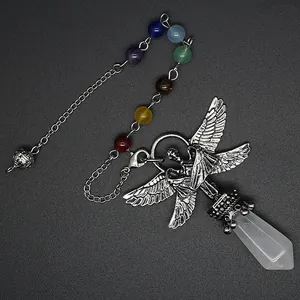 Detailansicht eines Engel-Kristallpendels mit sieben Chakra-Steinen und hexagonalem Prisma