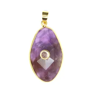 Nahaufnahme eines violetten facettierten Kristallanhängers mit rosa Zirkon-Inlay.