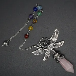 Detailansicht eines Erzengel-Pendels aus Rosenquarz mit sieben Chakra-Heilsteinen.