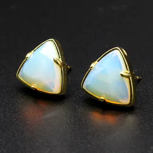 Makroansicht minimalistischer dreieckiger facettierter Opal-Kristall-Ohrstecker mit Goldfinish
