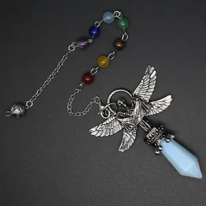 Detailansicht des Opalit-Pendels mit silbernen Engelsflügeln und sieben bunten Chakra-Perlen.