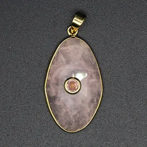 Nahaufnahme eines facettierten rosa Kristallanhängers mit Goldfassung und Zirkonia-Inlay