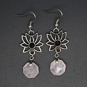 Detaillierte Nahaufnahme von Lotus-Ohrringen im Ethno-Stil mit rosa hexagonalen Steinen.