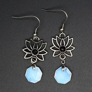 Detailaufnahme von Vintage Lotus-Ohrringen mit blauen sechseckigen Opalit-Steinen.