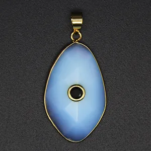 Detailansicht eines facettierten hellblauen Kristallanhängers mit schwarzem Zirkon.