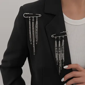 Sicherheitsnadel-Broschen mit langen Kettentasten und Kristallperlen an einem Blazer