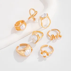 Set aus Vintage-Goldringen mit einzigartigen Barockperlen und eleganten Bändern
