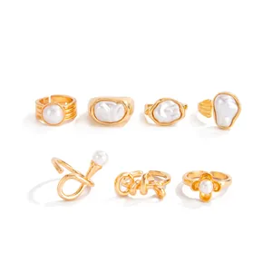 Detailansicht eines siebenteiligen vergoldeten Ring-Sets mit Barock-Perlen-Besatz