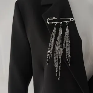 Nahaufnahme einer silbernen Quastenkette mit schwarzen Kristallperlen auf Blazer