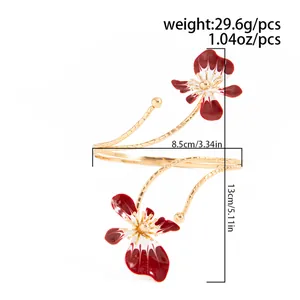 Détails d'un élégant bracelet de bras doré avec fleurs en émail rouge et dimensions