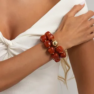 Vista dettagliata di un bracciale vintage in resina stile Meillard con perle ambrate.