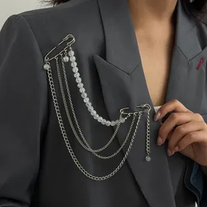 Élégante broche à chaînes multicouches punk hip-hop avec des perles sur blazer gris