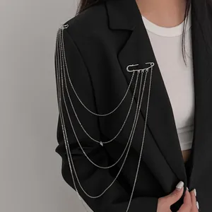 Broche à chaîne argentée multicouche style punk pour une touche tendance sur blazer noir