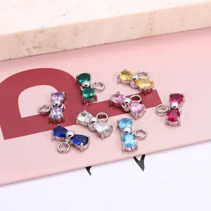 Vista dettagliata di ciondoli in zircone a forma di fiocco multicolore con anelli in inox.