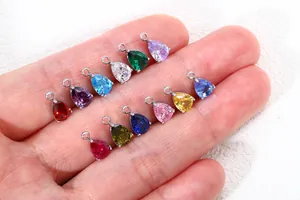 Vista macro de colgantes multicolores de circonita cúbica con forma de pera para joyas