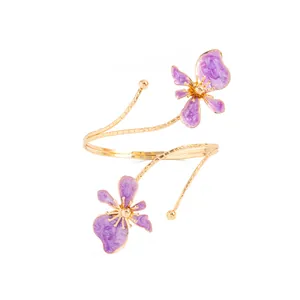 Vue détaillée d'un bracelet de bras doré orné de fleurs texturées en émail violet