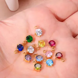 Détail macro de pendentifs ronds en zircone colorée de 5 mm pour bijoux faits main