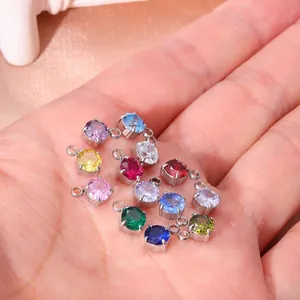 Gros plan de pendentifs colorés en zircone 5 mm pour la création de bijoux DIY