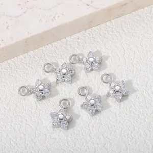 Sei piccoli ciondoli a fiore in acciaio al titanio con zirconi per la creazione di gioielli