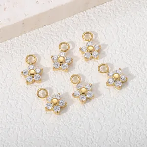 Sei mini ciondoli a fiore in zircone placcati in oro per gioielli e orecchini DIY.