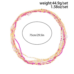 Dettaglio delle catene per il corpo elastiche bohémien in perline rosa e oro da 75 cm