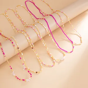 Vista dettagliata delle catene da corpo elastiche con perline rosa e oro per lo stile boho beach