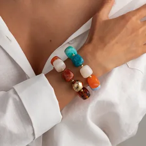 Braccialetti di perline di resina marmorizzata colorata stile Maillard su polso modello