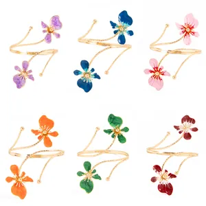 Élégant lot de six bracelets de bras fleurs en émail avec design en spirale dorée pour femme