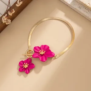 Tobillera con flores fucsia y cadena de serpiente dorada con cierre OT de playa