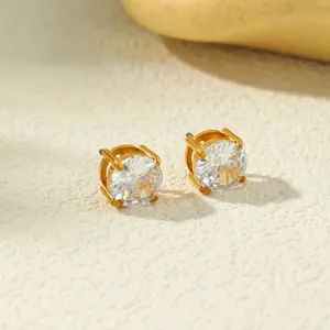 Close-up van elegante 304 roestvrijstalen oorknoppen met zirkonia