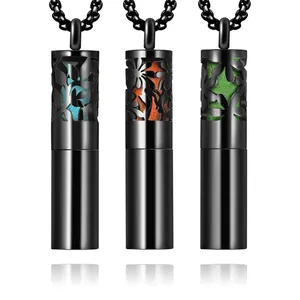 Detail van zwarte aromatherapie hangers met bloemmotieven en gekleurde inzetstukken