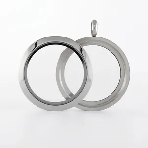Détail d'un pendentif médaillon rond de 30mm en acier inoxydable argenté à vis