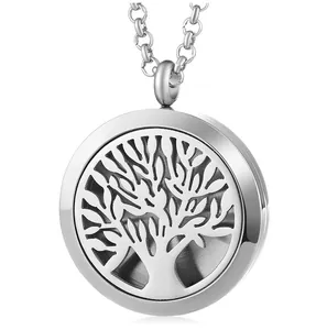 Primer plano detallado de un colgante de collar difusor de aromaterapia de árbol de la vida.