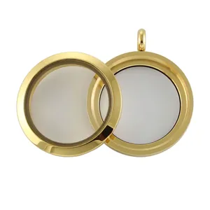 Détail du mécanisme du médaillon en verre rond doré de 30 mm à couvercle vissé