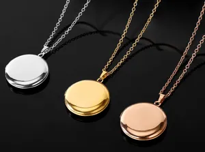 Detalle de collares relicario redondos para fotos en plata, oro y oro rosa con efecto espejo