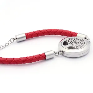 Dettaglio bracciale aromaterapia in pelle intrecciata rossa con ciondolo albero della vita