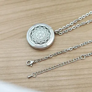 Collier diffuseur d'aromathérapie mandala en acier inoxydable pour huiles essentielles, argent.