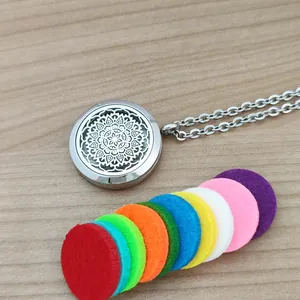 Collier d'aromathérapie mandala en acier inoxydable avec tampons diffuseurs colorés