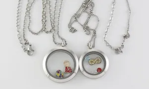 Détail du pendentif médaillon flottant en acier avec breloques cœur et signe infini