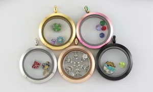 Vue détaillée de pendentifs médaillons en verre flottant en acier inoxydable aux couleurs variées.