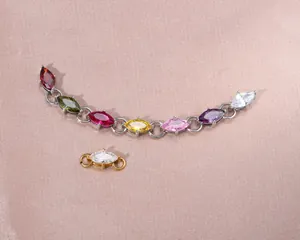 Detalle de colgantes de circonita marquesa de 5x10mm con engastes de garra en acero inoxidable