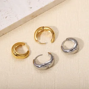 Minimalistische brede creolen van titaniumstaal in goud en zilver, waterdruppel ontwerp