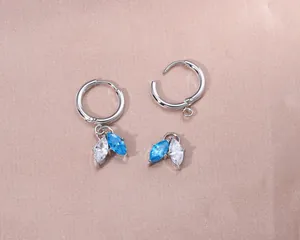 Vista detallada de colgantes de circonita azul y blanca talla marquesa para joyería artesana