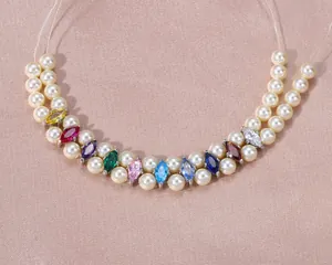 Detalle de circonitas marquise de 5x10mm de colores con perlas de color crema.