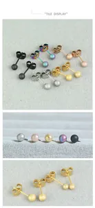 Vue rapprochée de boucles d'oreilles boules givrées en acier titane multicolores