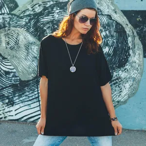 Modella che indossa una collana con ciondolo diffusore per aromaterapia Albero della Vita.