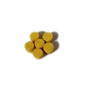 Gros plan de six tampons en feutre jaune pour recharges de pendentif aromatique
