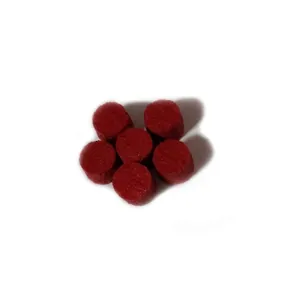 Vue macro détaillée des tampons en fibre rouge pour diffuseur d'huiles essentielles