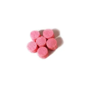 Vue macro de six tampons en feutre rose pour pendentifs diffuseurs d'huiles essentielles.